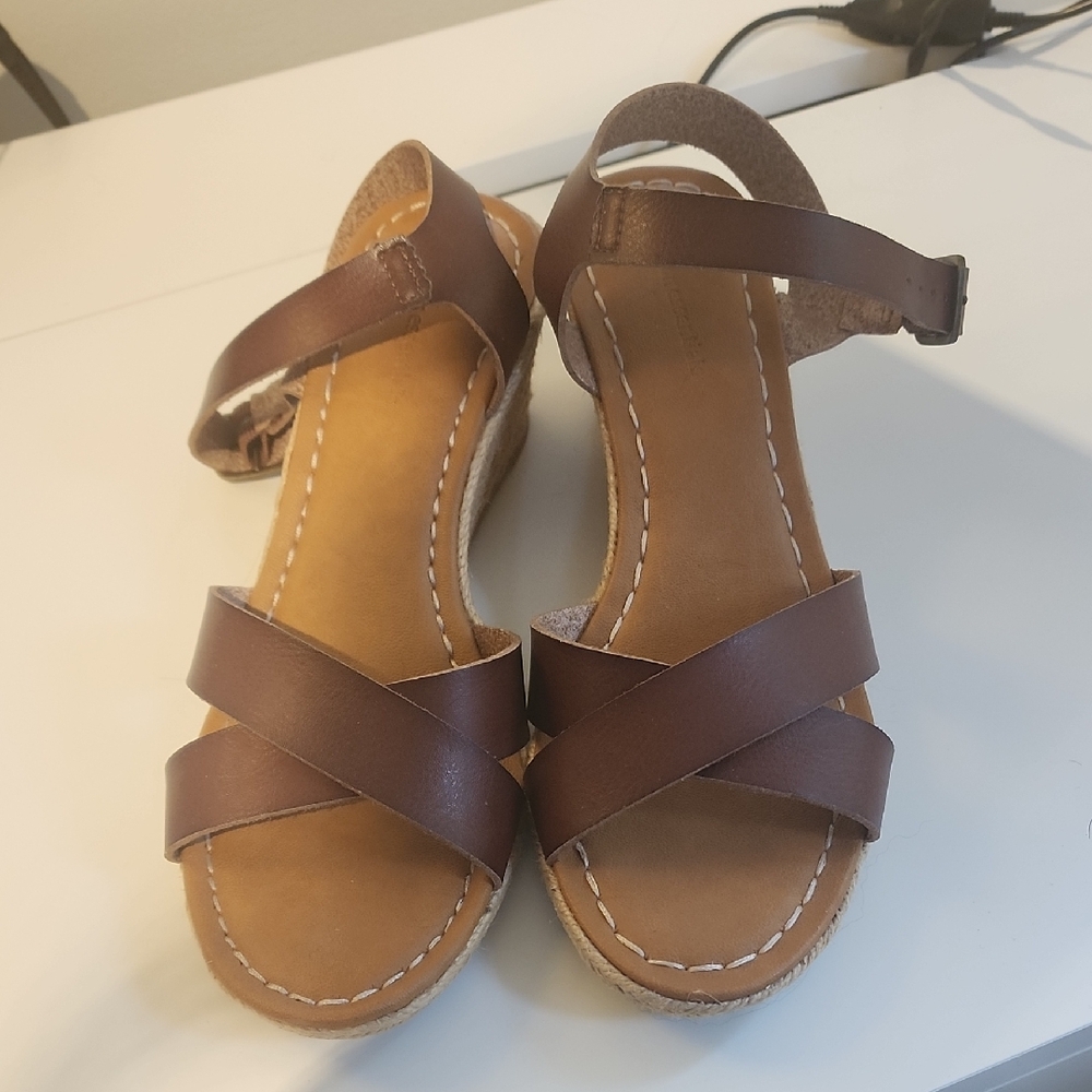 Chic Tan Leather Sandals